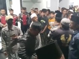 Warga Mengamuk di RS Bhayangkara, Tuding Polisi Aniaya Terduga Pencuri Hewan Hingga Tewas