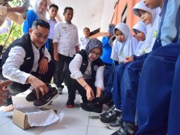 Pemkab Lumajang Tunjukkan Aksi Nyata: Bunda Indah dan Mas Yudha Langsung Serahkan Sepatu Gratis