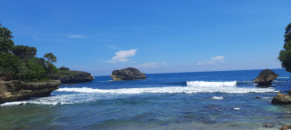 Pantai Ngliyep Malang, Keindahan Laut Selatan dengan Nuansa Eksotis