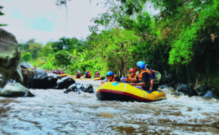 Serunya Menaklukkan Arus di Kaliwatu Rafting Batu