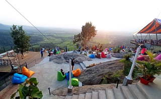 Menikmati Senja Spektakuler di Obelix Hills Yogyakarta, Surga Panorama dari Ketinggian Prambanan