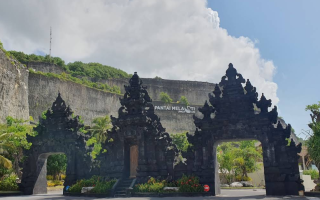 Keindahan Tersembunyi Pantai Melasti, Permata Biru di Ujung Selatan Bali