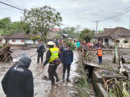 Polisi Bantu Warga Terdampak APG Semeru, Selamatkan Barang Berharga di Tengah Lumpur