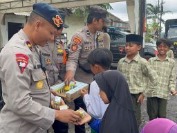 Di Tengah Lahar dan Air Mata, Polisi Datang Membawa Senyum untuk Anak Semeru