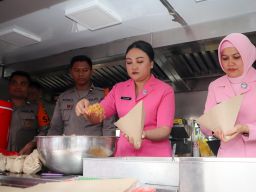 Polres Lumajang Masak di Dapur Umum dan Salurkan Makanan untuk Warga Terdampak Erupsi Semeru