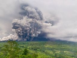 Aktivitas Semeru Meningkat, Pemerintah Tetapkan Level Awas