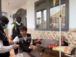 Tim Dokkes Polres Lumajang Gelar Pemeriksaan Kesehatan Gratis untuk Pengungsi dan Relawan