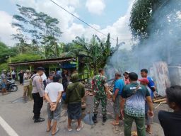 Kapolsek Ranuyoso Turun Langsung Tangani Kebakaran Warung di Tegalbangsri