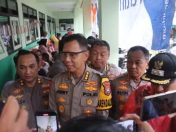 Karo Ops Polda Jatim Salurkan Bantuan dan Pantau Penanganan Pengungsi Erupsi Semeru