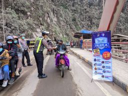 Satlantas Polres Lumajang Bagikan Masker Pasca Erupsi Semeru di Besuk Kobokan