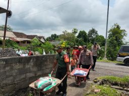 Sinergi TNI–Polri dan Warga Condro Cegah Longsor Susulan di Pasirian