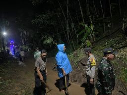 TNI-Polri dan Warga Bersihkan Material Longsor di Jalur Padang–Mojo