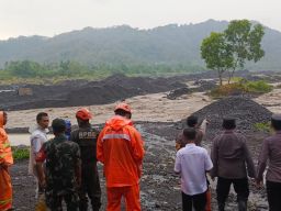 Polsek Pasirian Gerak Cepat Pantau Kenaikan Debit Air Sungai Regoyo Imbas Hujan Deras