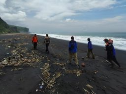 Polsek Tempursari Terus Bantu Pencarian Ibu dan Anak Asal Malang Terseret Arus Sungai Glidik