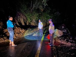 TNI-Polri dan Warga Bersihkan Material Longsor di Jalur Piket Nol Candipuro