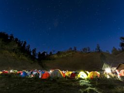Di Ambang Bahaya: Pendaki Terjebak di Ranu Kumbolo Saat Semeru Awas