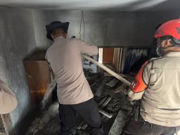 Personel Gabungan Evakuasi Barang Warga dan Bersihkan Rumah Terdampak Erupsi Semeru