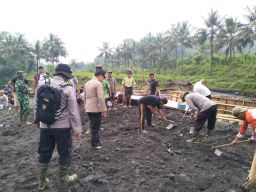 Petugas Gabungan dan Warga Kompak Perbaiki Tanggul Jembatan Gondoruso Pasca Banjir Lahar Semeru
