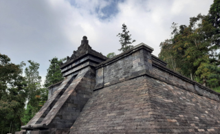 Candi Cetho, Wisata Penuh Pesona Mistis di Puncak Lereng Lawu Karanganyar