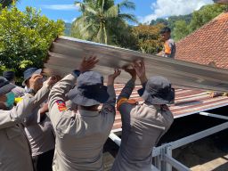Polres Lumajang Terjun Langsung Evakuasi Warga dan Bersihkan Material Lahar Semeru