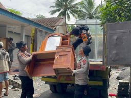 Lahar Menerjang, Polisi dan Brimob Bergerak Selamatkan Sisa Kehidupan Warga