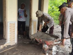 Polres Lumajang Bersihkan Rumah Warga dan Jalan Permukiman Pascabanjir Lahar Semeru