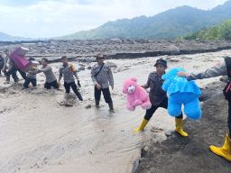 Polri dan Brimob Bergerak Cepat Tangani Dampak Lahar Semeru di Lumajang