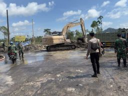 Polsek Pronojiwo Perketat Patroli dan Penyekatan Akses Menuju Lokasi Terdampak Erupsi Semeru