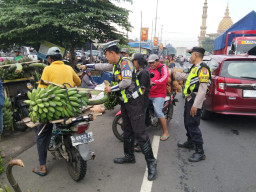 Polsek Ranuyoso Atur Lalu Lintas di Pasar Gedang, Arus Kendaraan Terpantau Lancar