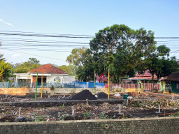 Dapur MBG Direncanakan di Area Stadion Lumajang, Lokasi Dekat Saluran Pembuangan Disorot