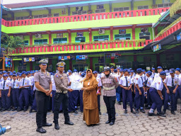 Tekan Pelanggaran Pelajar, Satlantas Polres Lumajang Edukasi Tertib Lalu Lintas di SMPN 5 Lumajang