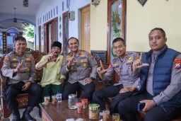 Naik Vespa, Kapolres Lumajang Sambangi Desa Sombo Bahas Keamanan