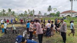 Polsek Pasirian dan Koramil Gotong Royong Bangun Asrama Putri Ponpes Hidayatul Mustofa