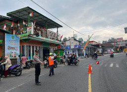 Polsek Pasrujambe Gelar Program “Polisi Ketok”, Pastikan Lalu Lintas Pagi Tetap Lancar