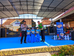 Police Goes To School, Satlantas Polres Lumajang Edukasi Keselamatan Berlalu Lintas di SDN Jogotrunan