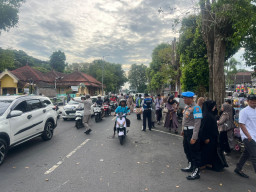Polisi Amankan Pemberangkatan Jamaah Umroh di Lumajang