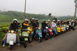 Naik Vespa, Kapolres Lumajang Sambangi Desa Sombo Bahas Keamanan