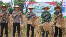 Dukung Swasembada Pangan Nasional 2026, Wakapolres Lumajang Tanam Jagung di Rowokangkung