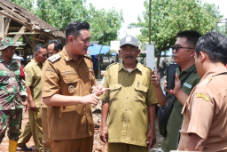 Lapak Pasar Krai Roboh, Wabup Lumajang Turun Langsung Temui Pedagang