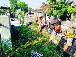 Polri, TNI, dan Pemda Gelar Karya Bakti Terpadu Gerakan ASRI di Tekung Lumajang
