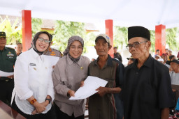 Sinergi Pemkab dan DPRD Lumajang Salurkan Dana Tunggu Hunian bagi 43 KK Terdampak Semeru