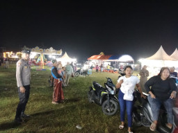 Polsek Tempeh Amankan Pasar Malam Ngebruk, Ciptakan Suasana Aman dan Kondusif