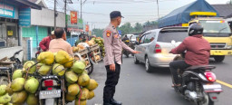 Polisi Tertibkan Lalu Lintas di Pasar Buah Ranuyoso, Pedagang Diimbau Tak Pakai Badan Jalan