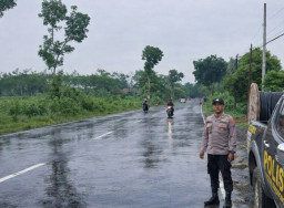 Diguyur Hujan, Polisi Tetap Siaga: Patroli Ngabuburit Polsek Sukodono Sasar Balap Liar di JLT
