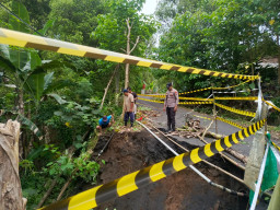Bahu Jalan Penghubung Antar Desa di Tempursari Longsor, Polisi Pasang Garis Pengaman