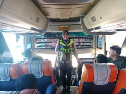 Pastikan Aman, Satlantas Lumajang Ramp Check Tiga Bus Mudik Gratis ke Surabaya