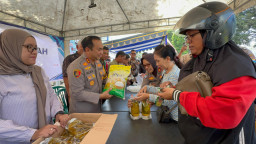 Bantu Ekonomi Warga, Polres Lumajang Gelar Bazar Pangan di Bawah Harga Pasar