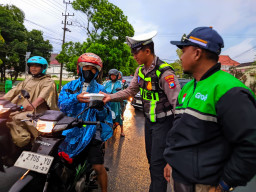 Polres Lumajang Gandeng Ojol, 500 Takjil Ludes Dibagikan di Jalan Raya
