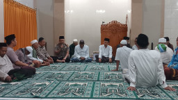 Pererat Silaturahmi, Kapolsek Tekung dan Forkopimka Tarawih Bersama Warga Klampokarum