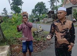 Peduli Rasa Aman dan Nyaman, Warga Pandansari Lumajang Pasang Penerangan Jalan Secara Swadaya
